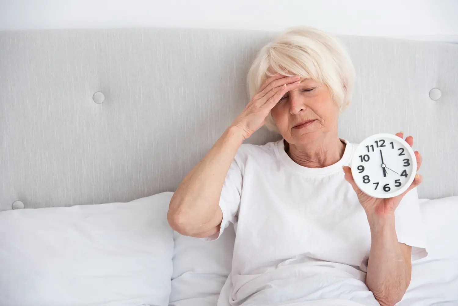 Etapele menopauzei reprezintă o serie de faze naturale prin care trece corpul unei femei pe măsură ce producția de hormoni sexuali scade, marcând sfârșitul perioadei reproductive. Aceste etape – premenopauza, perimenopauza, menopauza și postmenopauza – aduc schimbări fizice și emoționale care pot afecta calitatea vieții.